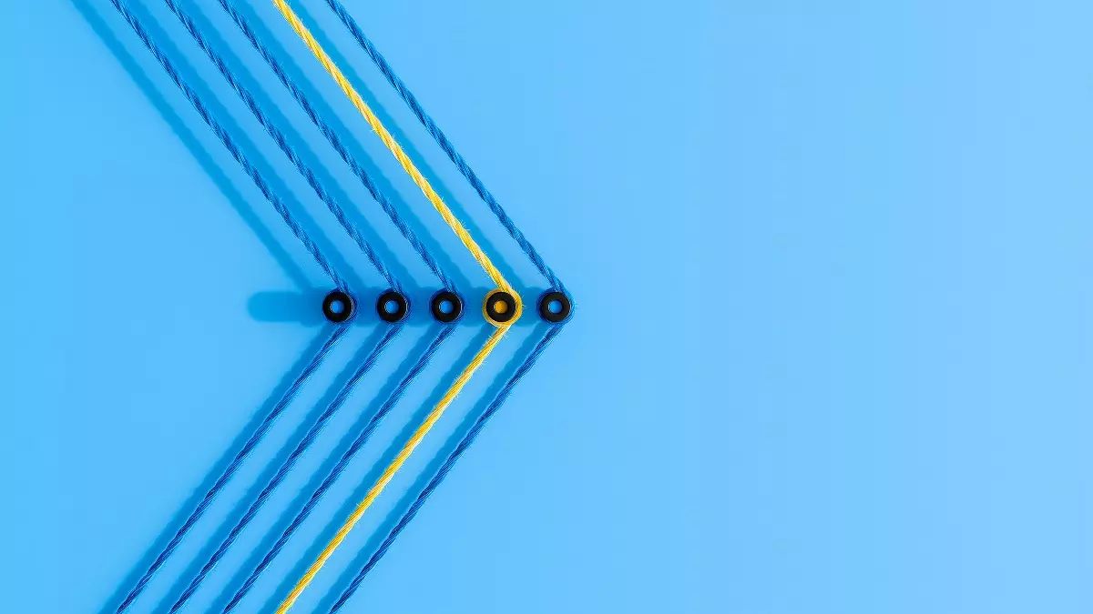 Auf eine Wand gespannte Fäden