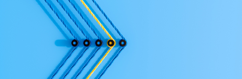 Auf einer Wand aufgespannte Fäden