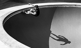 Bild einer Person auf einem Skateboard