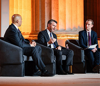 Fotografía del senador Cory Booker (demócrata por Nueva Jersey), el senador Todd Young (republicano por Indiana) y Shai Akabas (Bipartisan Policy Center)