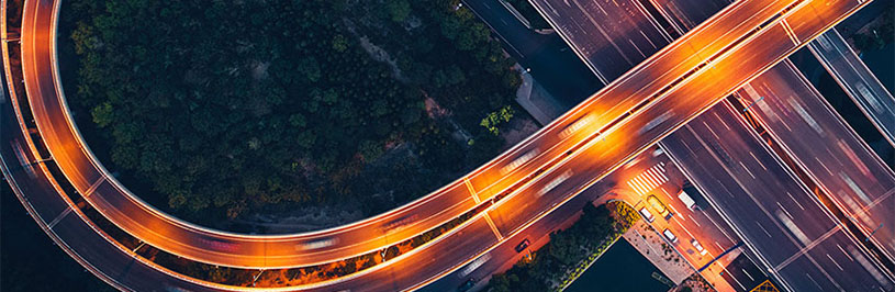 Autobahnabfahrt bei Nacht