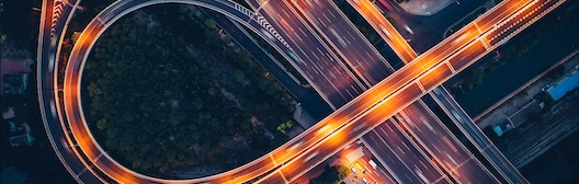 Verkeer op de brug 's nachts