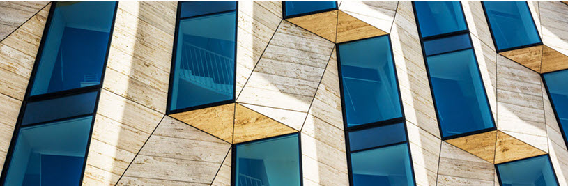 Modern architectonisch gebouw met blauwe ramen