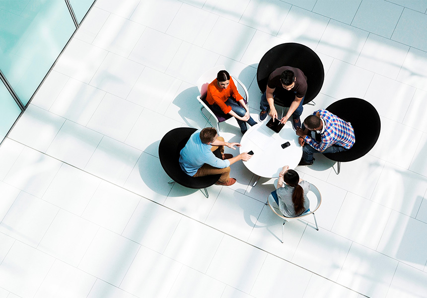 Persone sedute intorno ad un tavolo