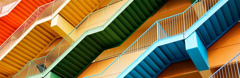 Bunte, diagonal angeordnete Aussentreppen