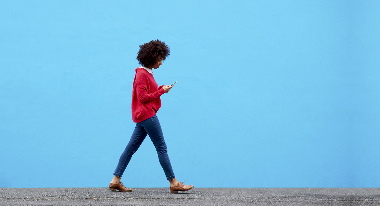 chica caminando por la carretera