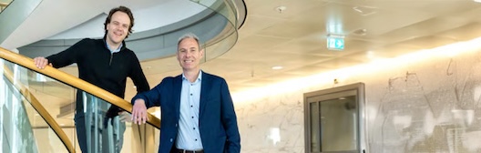 Twee mannen op een trap