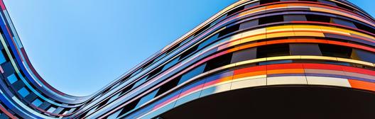 Abstracte lichtgolven — symboliseren technologische vooruitgang en rijkdomsbeheer.