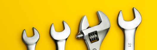 Gele achtergrond met gereedschap — staat voor evaluatie en optimalisatie van beleggingen.