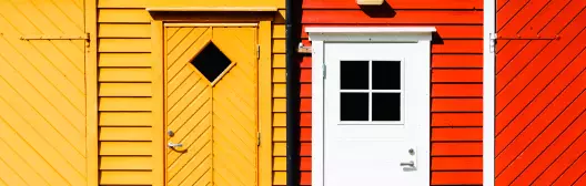 L’immagine mostra due porte affiancate, una con sfondo rosso e l’altra con sfondo giallo.