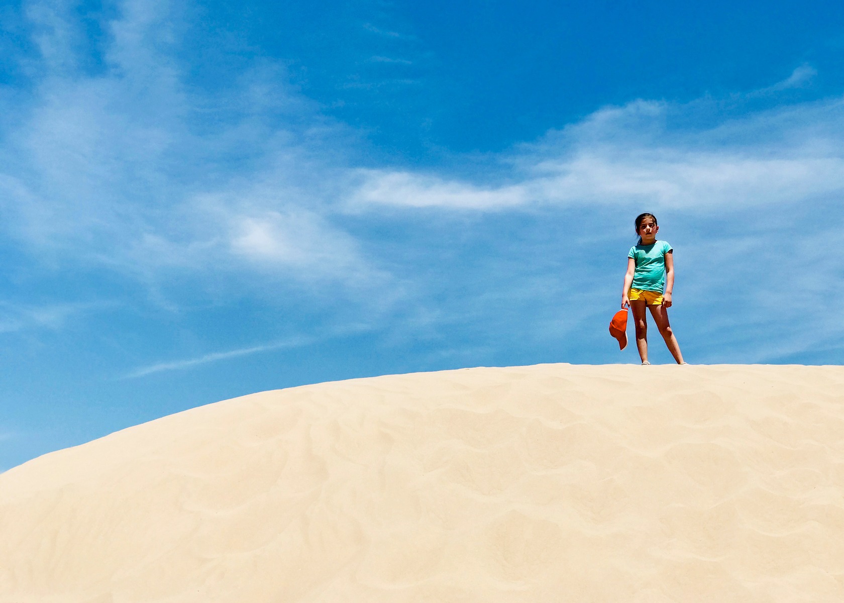 Kind dat in het zand staat