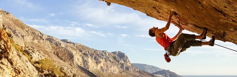 Mann klettert