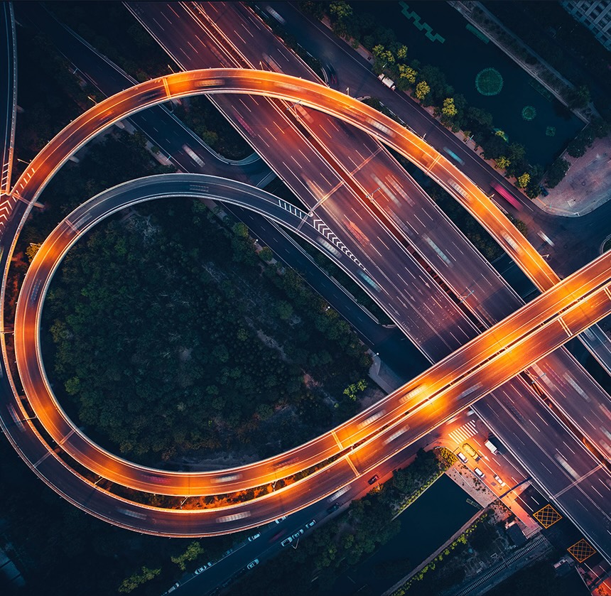 Luchtfoto van een verlicht verkeersknooppunt bij nacht