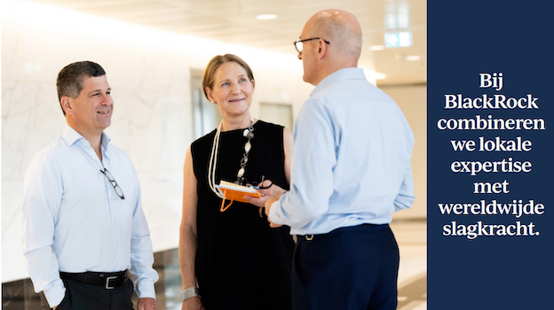 Drie mensen die in een kantoor overelggen