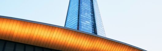 Grattacielo dietro edifici moderni