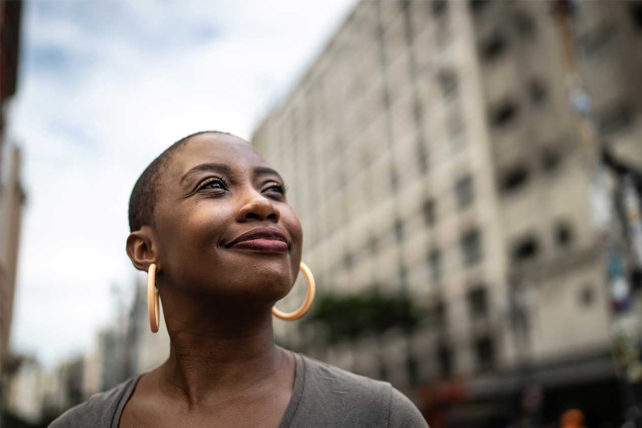 Frau sieht zuversichtlich in die Ferne