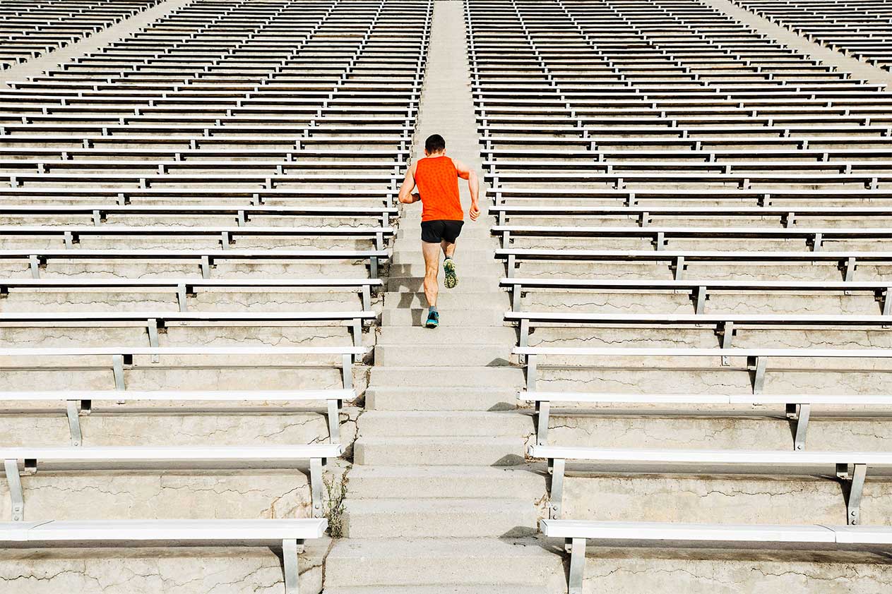 Un grimpeur escaladant une paroi rocheuse.