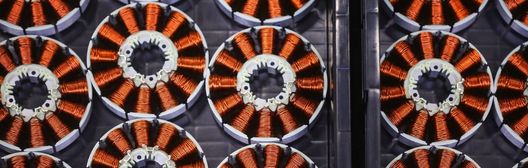 Statore di motore elettrico con avvolgimenti in rame.