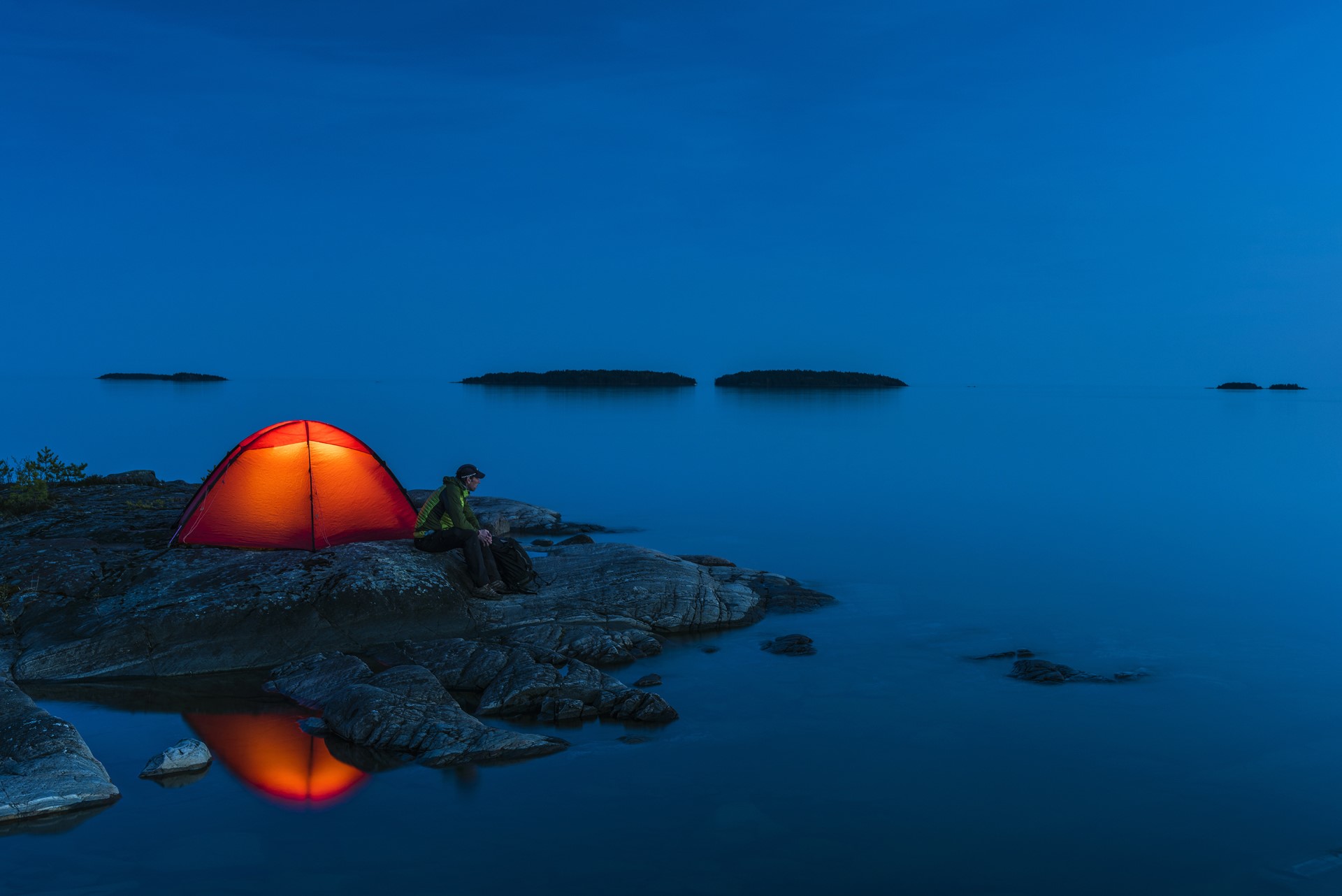 Rotes Zelt bei Nacht