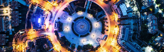 Vista aérea nocturna de una rotonda urbana circular iluminada intensamente