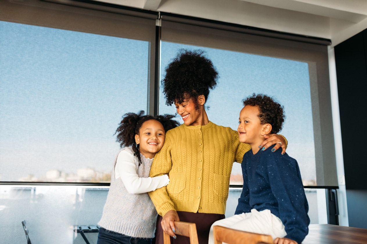 Une mère et ses deux enfants