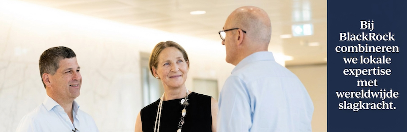 Drie mensen die in een kantoor overelggen