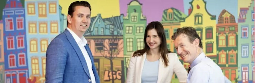 drie mensen aan een ronde tafel