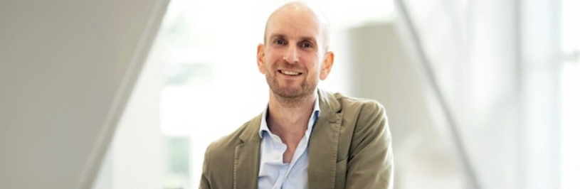 drie mensen aan een ronde tafel