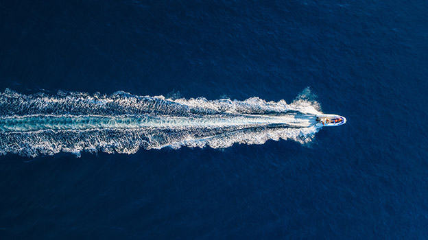 Fahrendes Boot mit Heckwelle