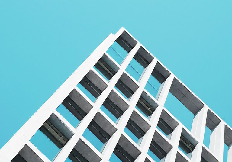 LOW ANGLE VIEW OF MODERN BUILDING AGAINST CLEAR SKY