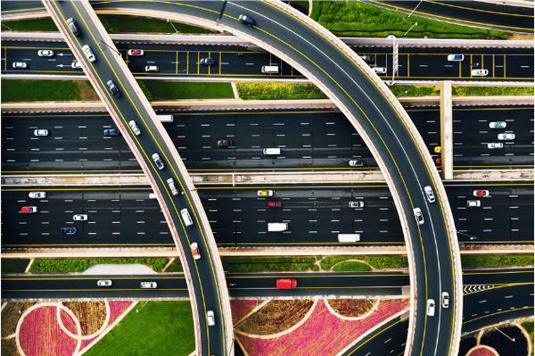 Multi-lane highway interchange with curved overpasses