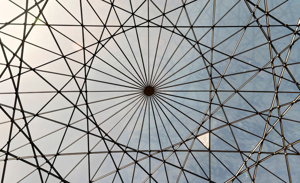 Glass ceiling with geometric beams 